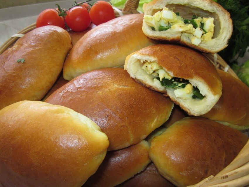 Пирожки с рисом и яйцом жареные