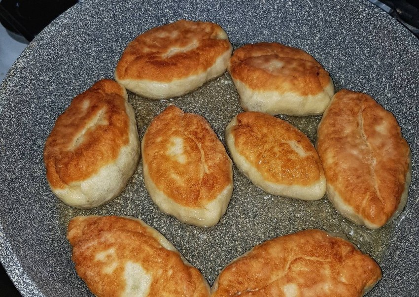 Пирожки с рисом луком и яйцом