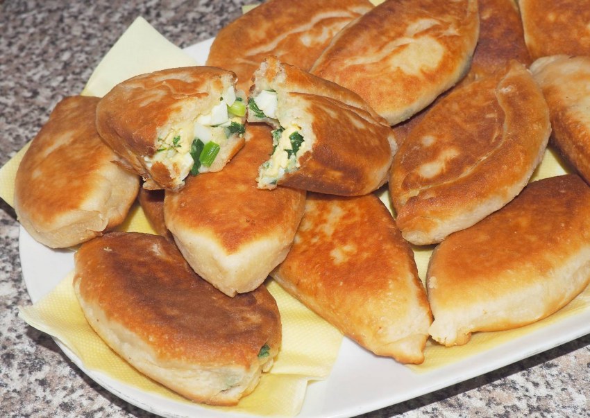 Жареные пирожки с изюмом