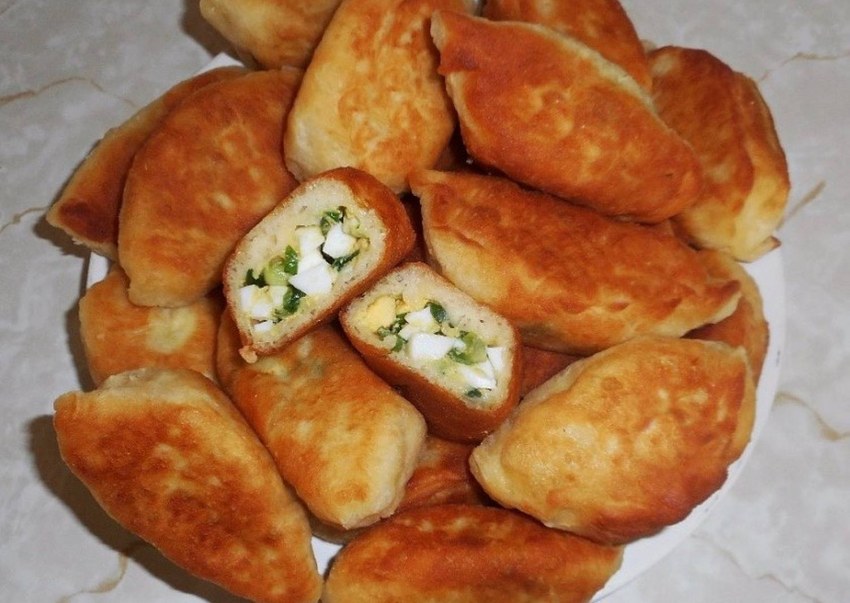 Пирожки с яйцом и луком