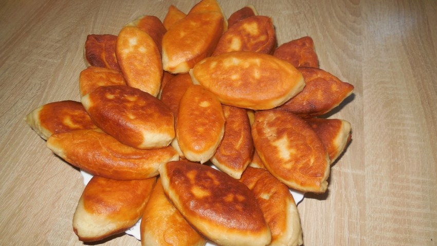 Жареные пирожки с яйцом и зеленым луком