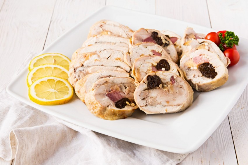 Курица фаршированная блинами