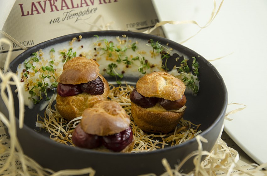 Профитроли с муссом из куриной печени