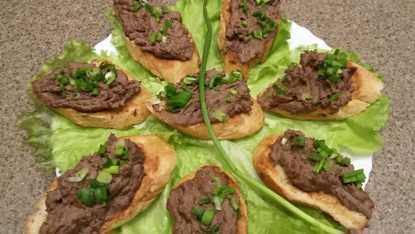 Эклеры с творожным кремом и рыбой