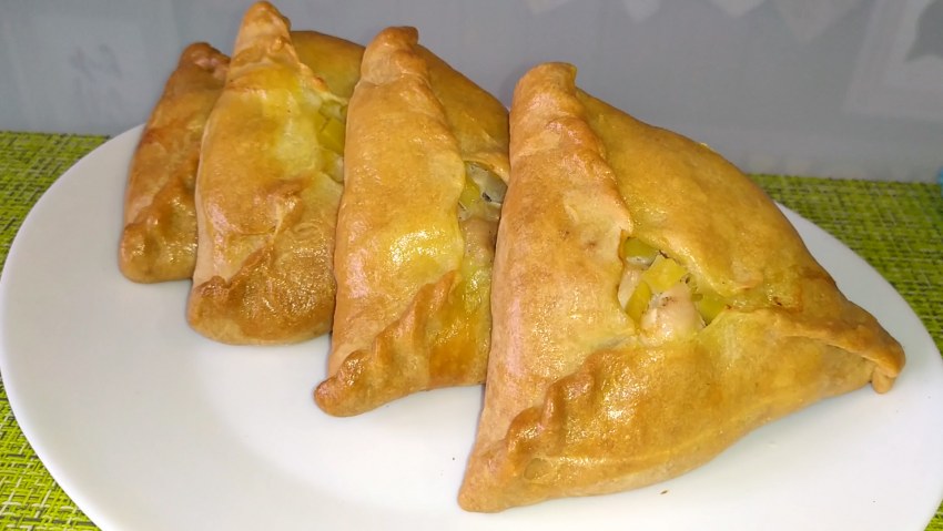 Курник из слоеного теста с курицей