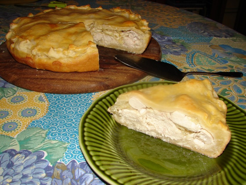 Пирог с солеными огурцами