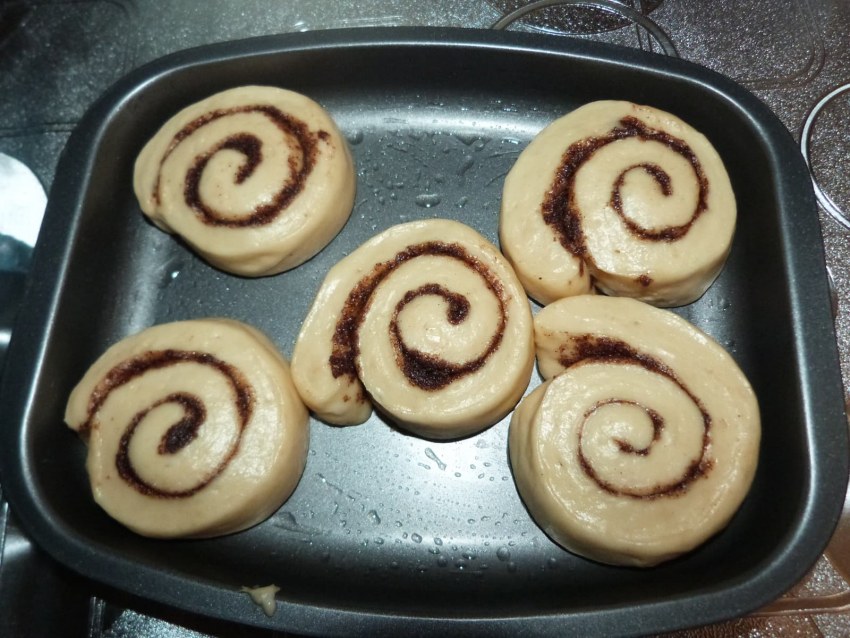 Красивые булочки с корицей