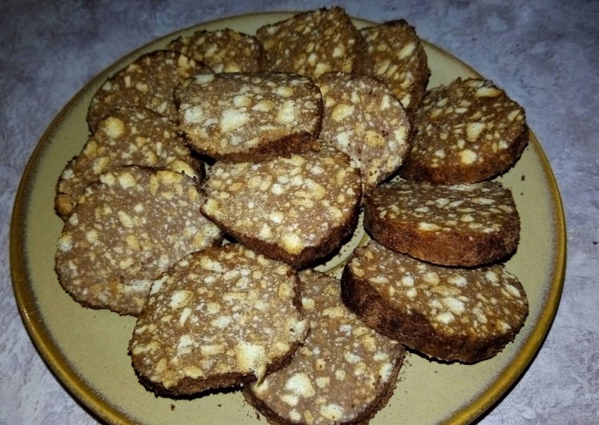 Шоколадная колбаса из печенья и какао