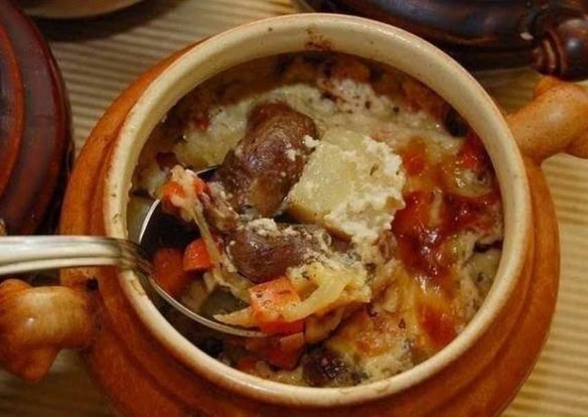 Жаркое с грибами в горшочках
