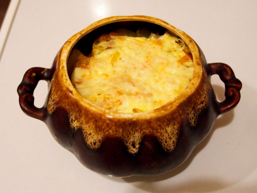 Мясо в горшочках с сыром