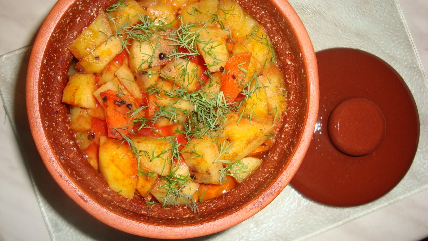 Курица с макаронами и грибами в горшочках