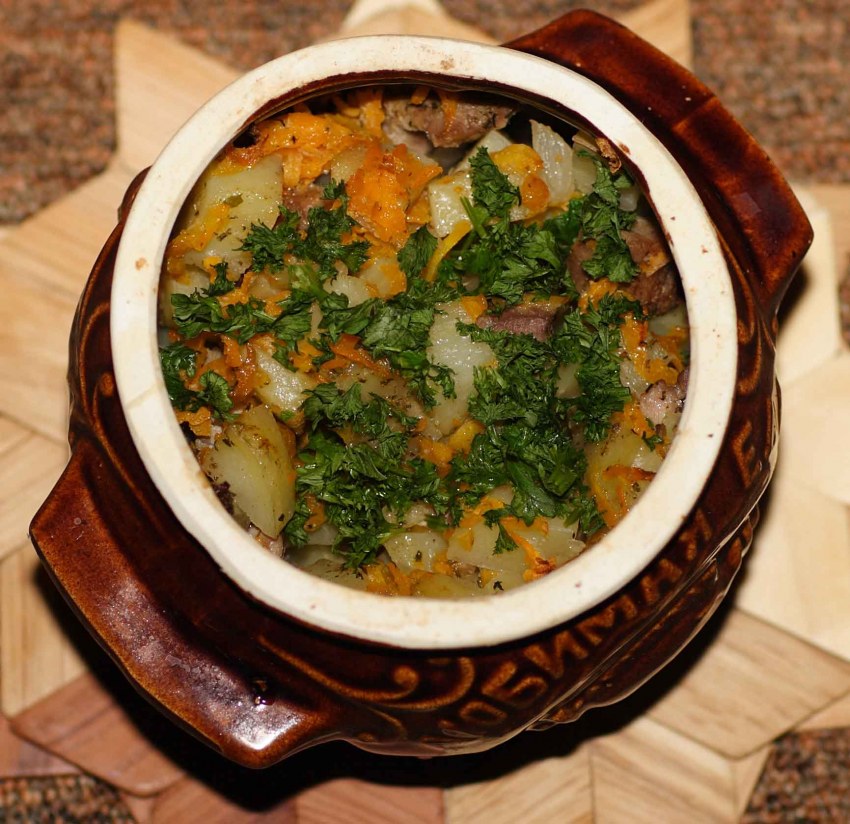 Жаркое в горшочках с мясом