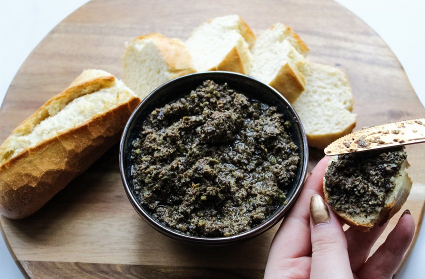 Бутерброд с оливками и маслинами
