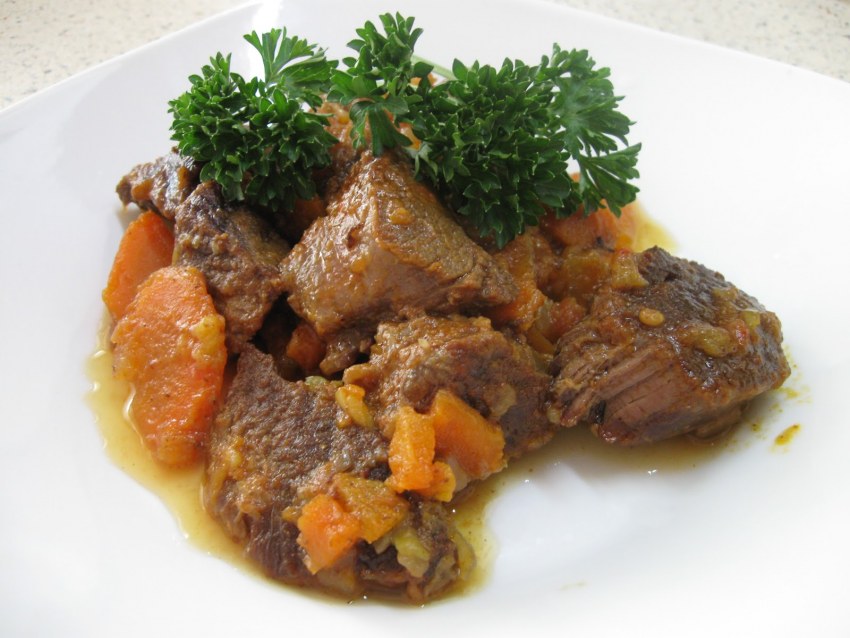 Гуляш из говядины с морковью и луком