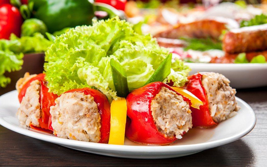 Перец фаршированный мясом и рисом