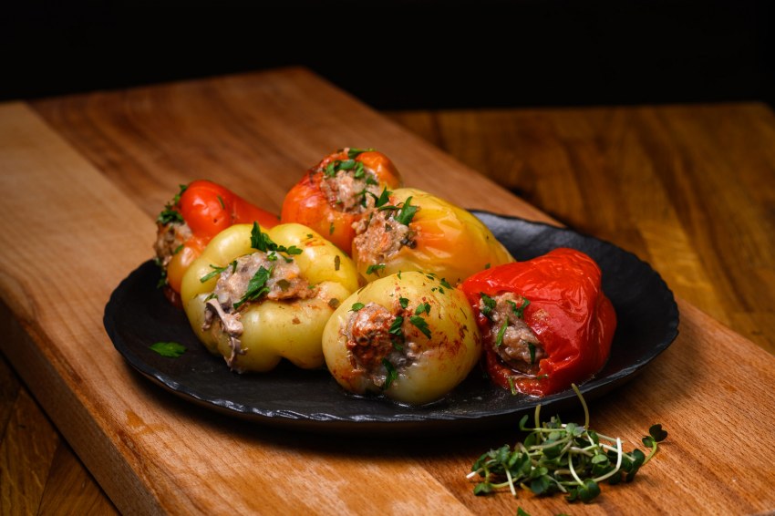 Перец фаршированный мясом и рисом