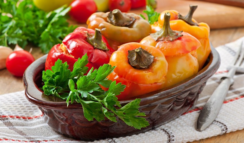 Голубцы, фаршированный перец, долма на чёрном фоне