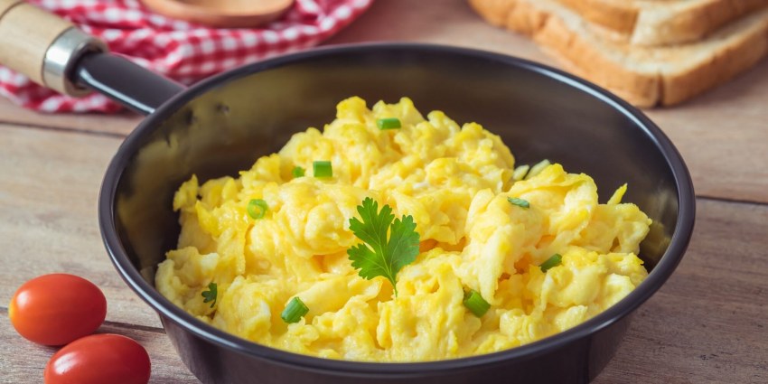 Скрэмбл с колбасками