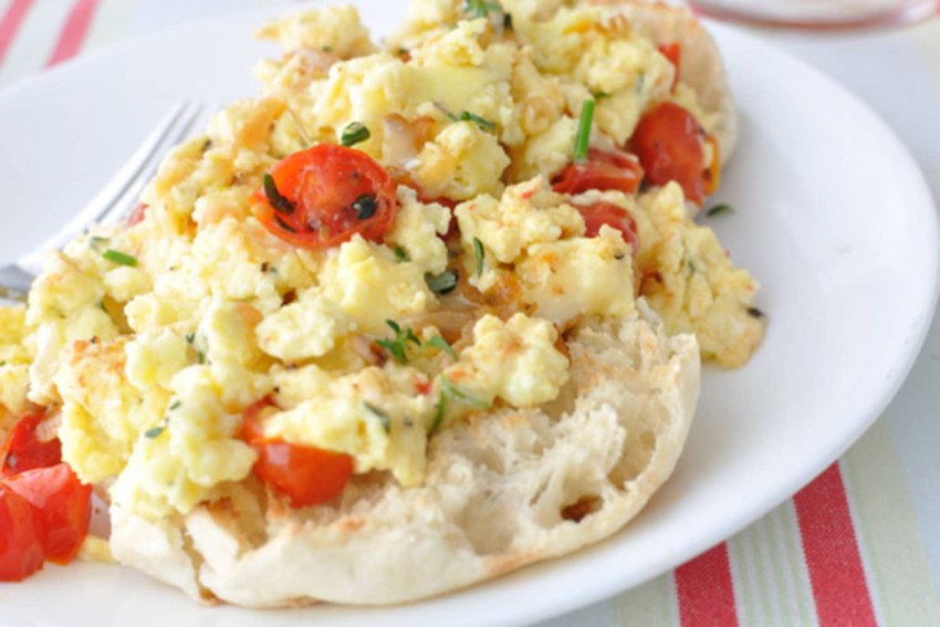Омлет с колбасой и сыром