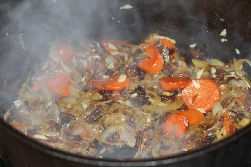 Утка в казане на костре с овощами