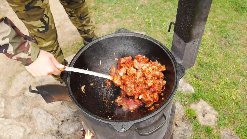 Плов в казане на костре из говядины