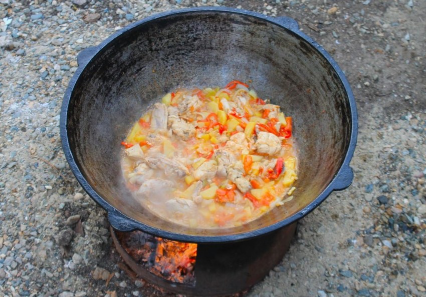 Гусь с овощами в казане