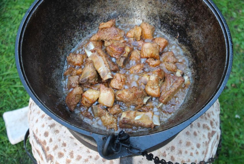 Кролик в казане на костре