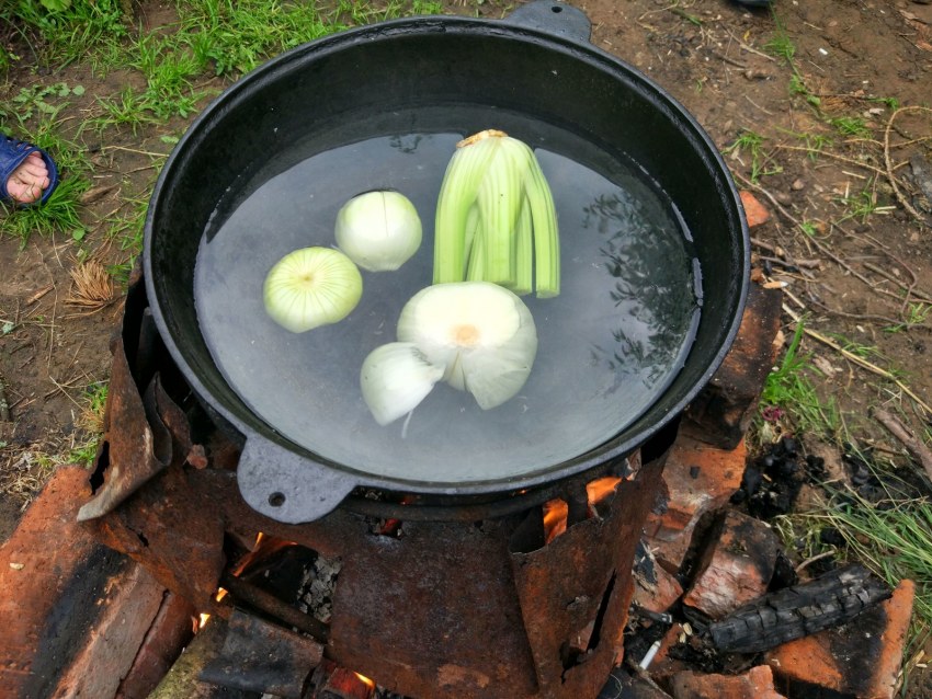 Рульки в казане на костре с картошкой