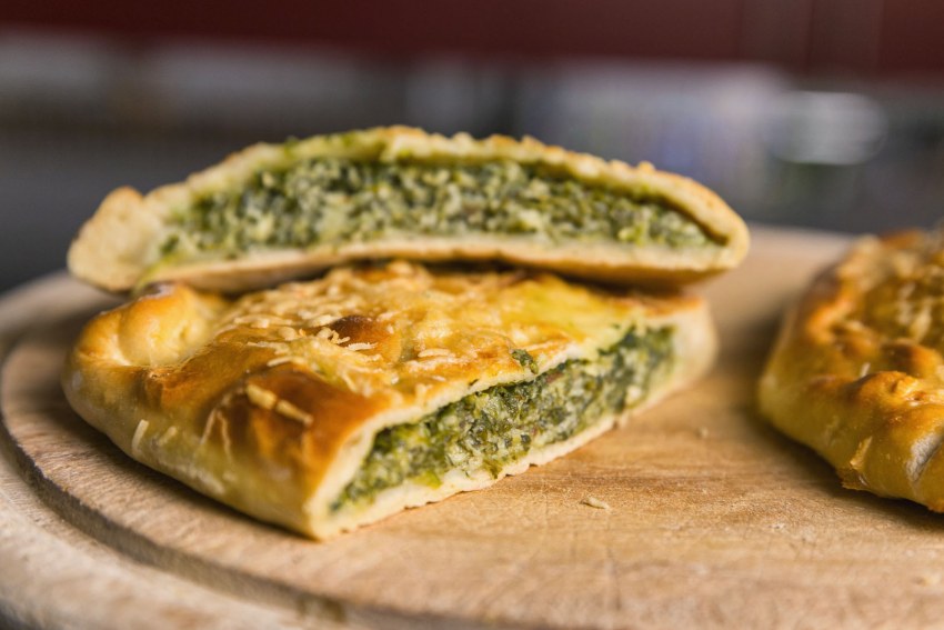 Кальцоне с сыром и шпинатом