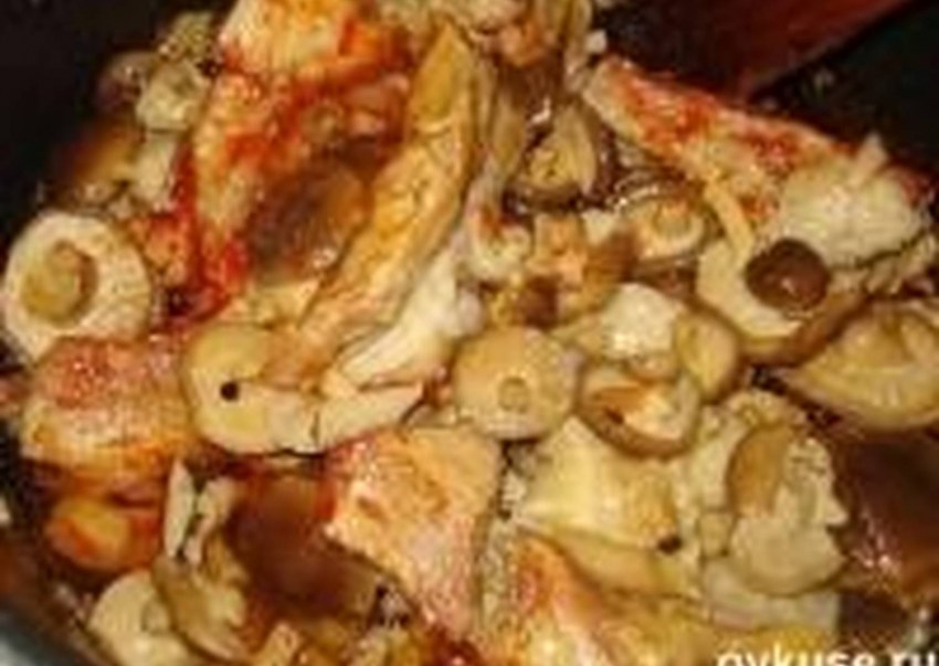 Тушеная свинина с луком и грибами в кастрюле