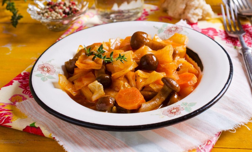 Свинина тушеная с грибами