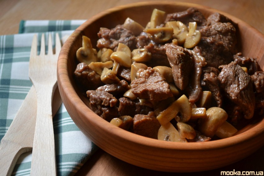 Тушёное мясо с грибами на сковороде