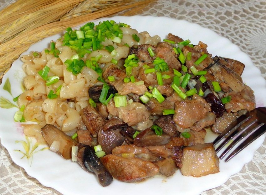 Тушеная свинина с овощами и грибами