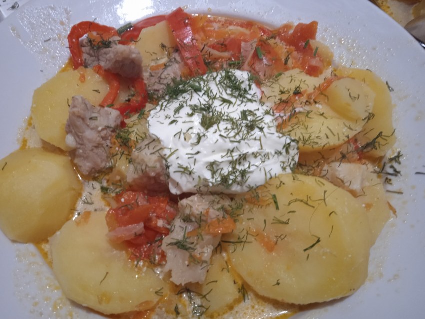 Тушёная картошка с мясом в казане пошаговый