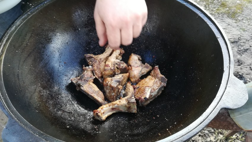 Жареное мясо в казане на костре