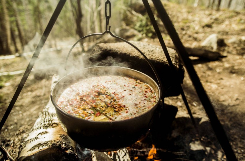 Плов в казане на костре