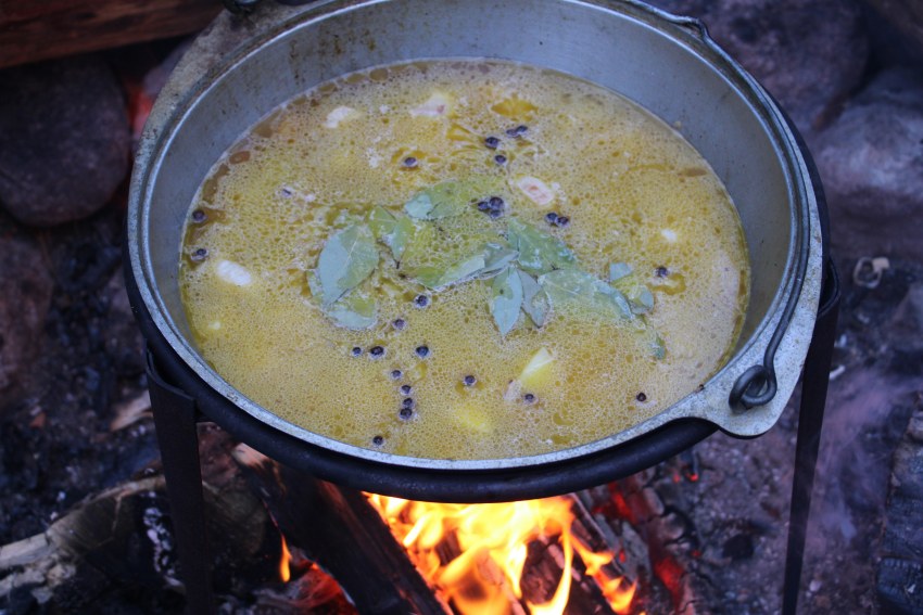 Курица с картошкой в казане на костре