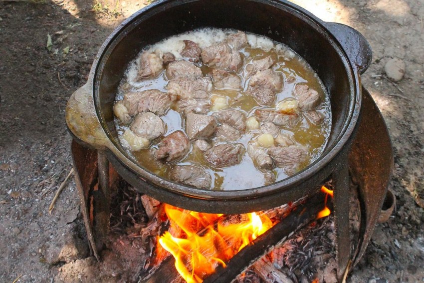 Плов в казане на костре