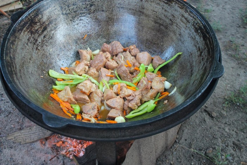 Мясо с овощами в казане на костре