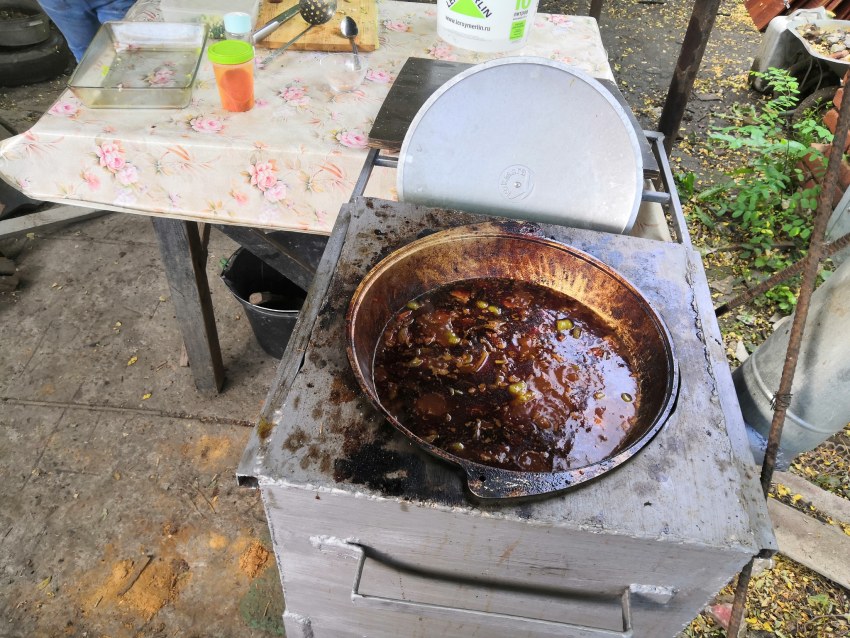 Пирог в казане на костре