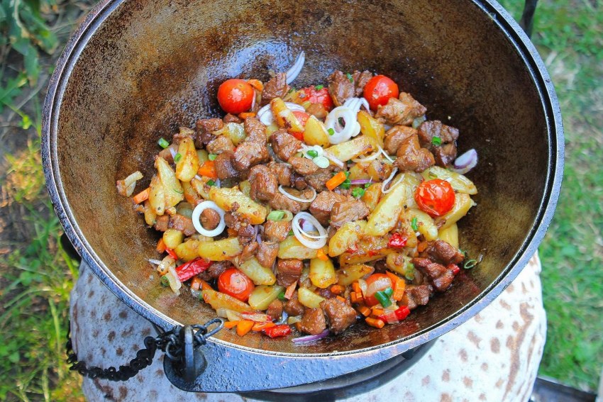 Шашлык в казане на костре