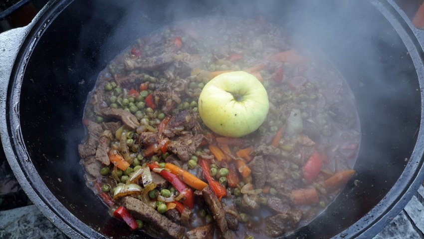 Мясные блюда в казане на костре