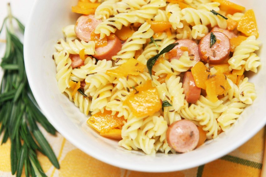 Салат с креветками и макаронами
