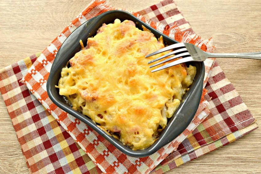 Блюдо с колбасой и макаронами