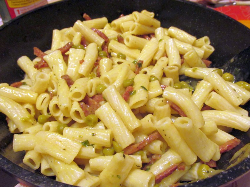 Запеканка из макарон с сосисками и сыром в духовке