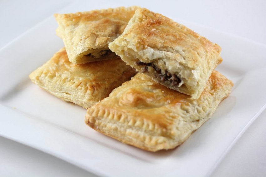Слоеные пирожки с мясом