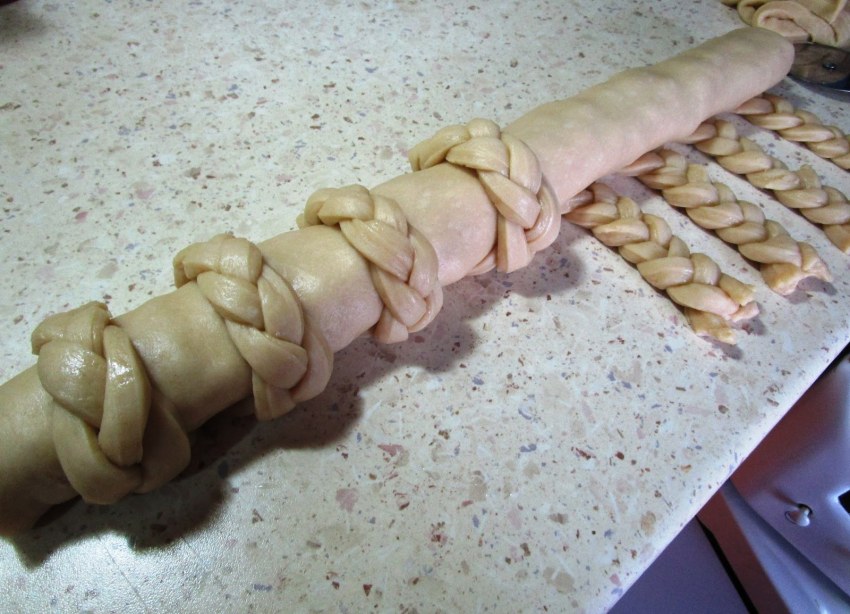 Коса из теста с начинкой