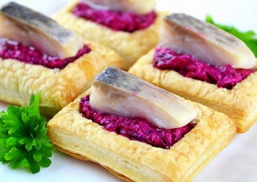 Волованы со свеклой и селедкой