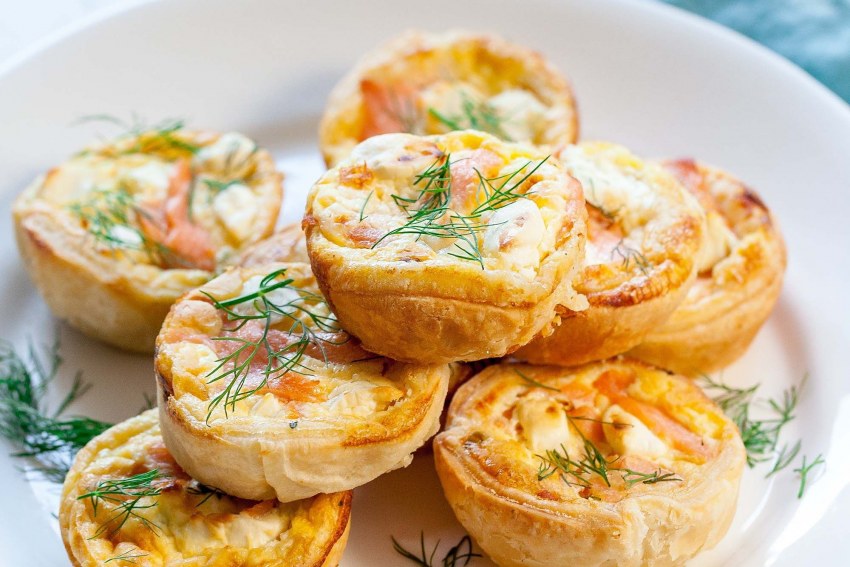 Тарталетки с курицей и грибами и сыром в духовке
