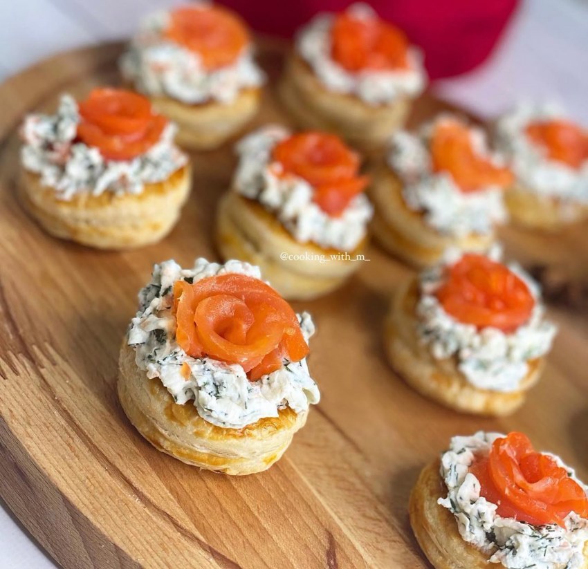 Блинные корзиночки с красной рыбой